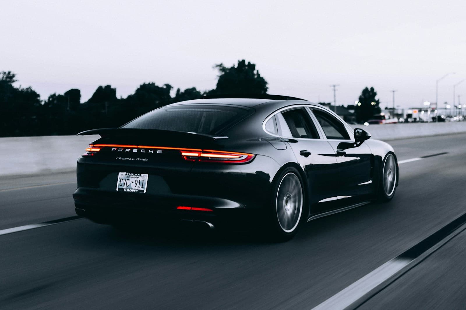 Porsche noire en mouvement sur une route